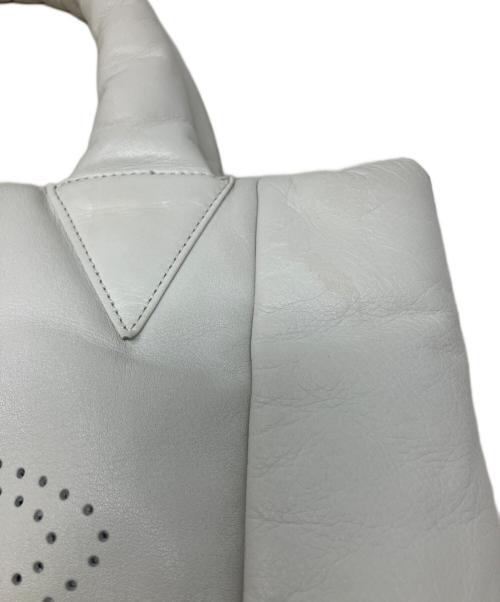 Vivienne Westwood（ヴィヴィアンウエストウッド）Vivienne Westwood (ヴィヴィアンウエストウッド) Vivienne Westwood オーブパンチング ハンドバッグ ホワイトの古着・服飾アイテム