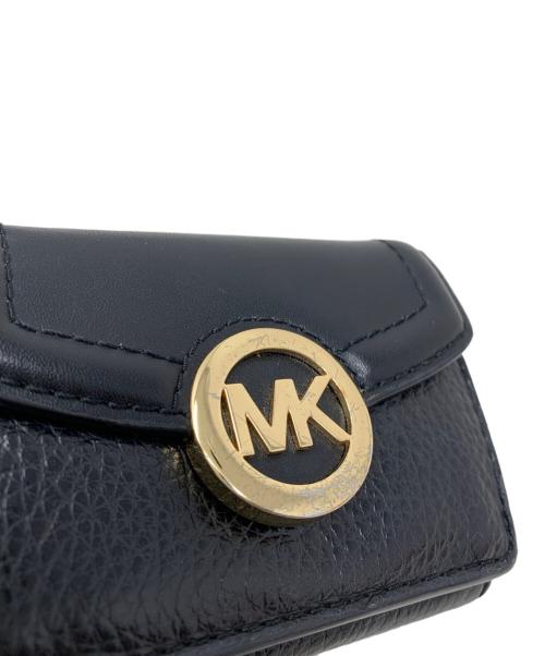 MICHAEL KORS（マイケルコース）MICHAEL KORS (マイケルコース) MICHAEL KORS　3つ折り財布 ブラック×ゴールドの古着・服飾アイテム