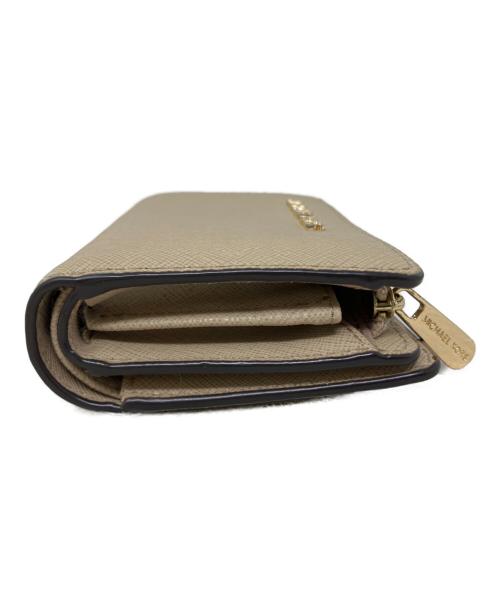 MICHAEL KORS（マイケル・コース）MICHAEL KORS (マイケル・コース) MICHAEL KORS 2つ折り財布 ベージュの古着・服飾アイテム