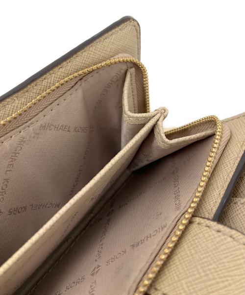 MICHAEL KORS（マイケル・コース）MICHAEL KORS (マイケル・コース) MICHAEL KORS 2つ折り財布 ベージュの古着・服飾アイテム