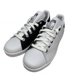 adidas（アディダス）の古着「adidas Cruella × adidas Stan Smith "Footwear White/Core Black" ローカットスニーカー」｜ホワイト