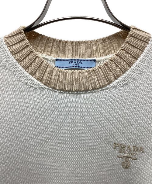 PRADA（プラダ）PRADA (プラダ) ロゴ刺繍ニット ホワイト×ベージュ サイズ:38の古着・服飾アイテム
