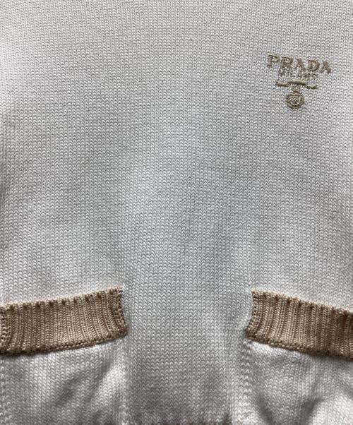 PRADA（プラダ）PRADA (プラダ) ロゴ刺繍ニット ホワイト×ベージュ サイズ:38の古着・服飾アイテム