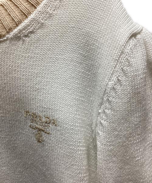 PRADA（プラダ）PRADA (プラダ) ロゴ刺繍ニット ホワイト×ベージュ サイズ:38の古着・服飾アイテム