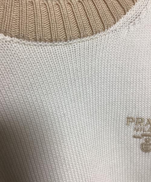 PRADA（プラダ）PRADA (プラダ) ロゴ刺繍ニット ホワイト×ベージュ サイズ:38の古着・服飾アイテム