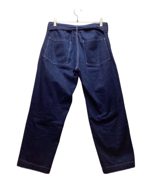 COMOLI（コモリ）COMOLI (コモリ) ベルテッドデニムパンツ インディゴの古着・服飾アイテム