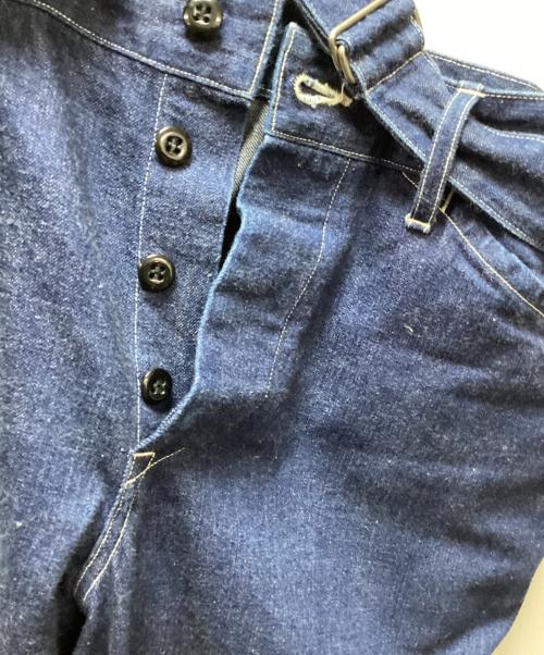 COMOLI（コモリ）COMOLI (コモリ) ベルテッドデニムパンツ インディゴの古着・服飾アイテム