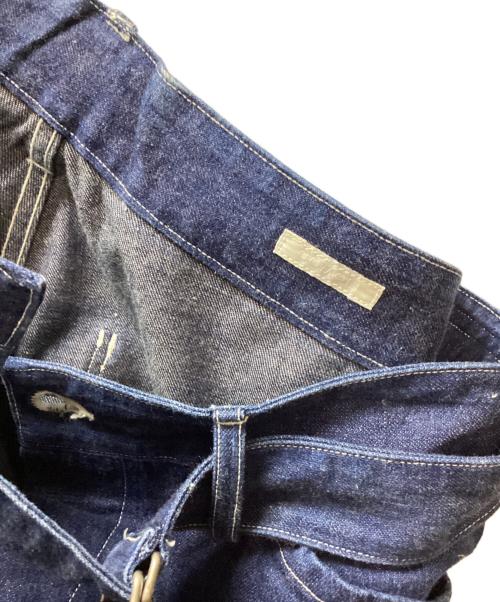 COMOLI（コモリ）COMOLI (コモリ) ベルテッドデニムパンツ インディゴの古着・服飾アイテム
