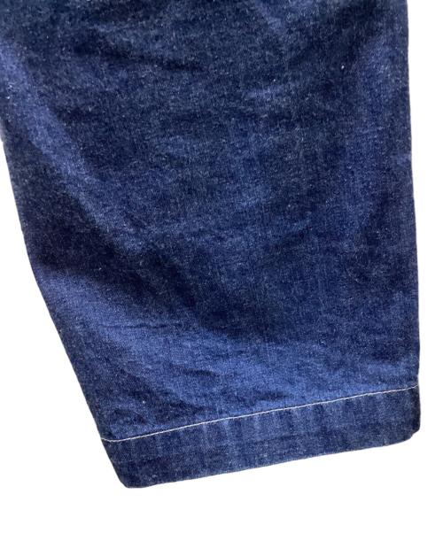 COMOLI（コモリ）COMOLI (コモリ) ベルテッドデニムパンツ インディゴの古着・服飾アイテム