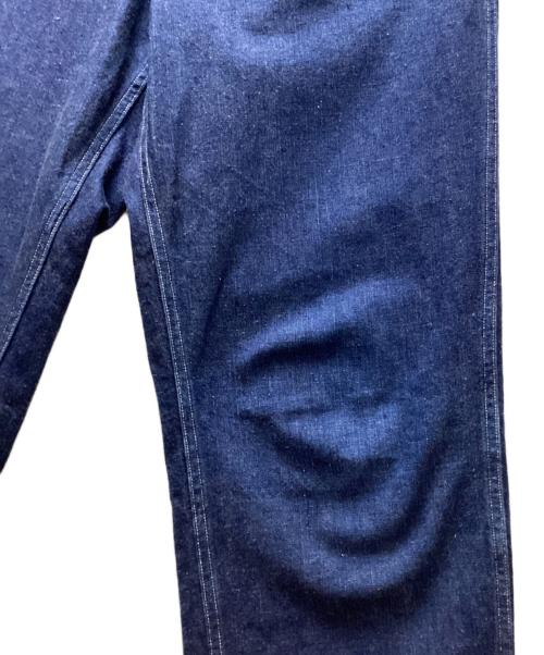 COMOLI（コモリ）COMOLI (コモリ) ベルテッドデニムパンツ インディゴの古着・服飾アイテム