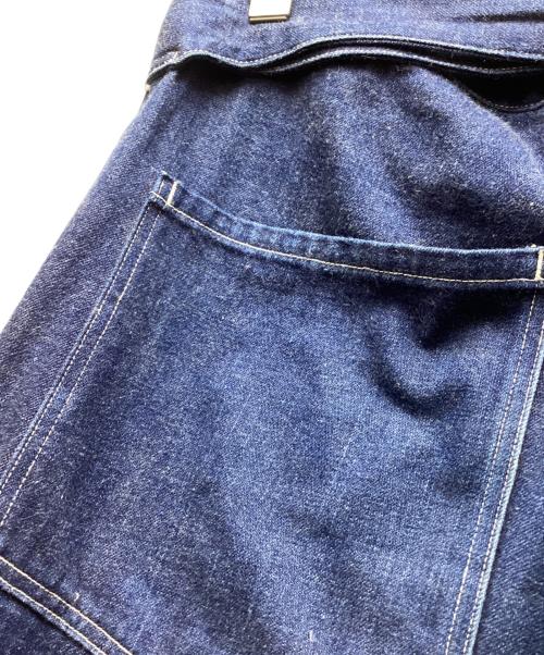 COMOLI（コモリ）COMOLI (コモリ) ベルテッドデニムパンツ インディゴの古着・服飾アイテム