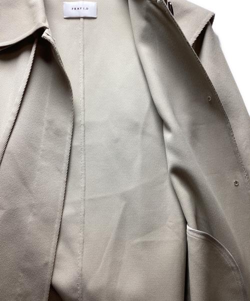 FRAY ID（フレイ アイディー）FRAY ID (フレイ アイディー) ケープステンカラーツイルリバーコート ベージュの古着・服飾アイテム