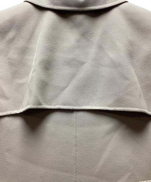 FRAY ID（フレイ アイディー）FRAY ID (フレイ アイディー) ケープステンカラーツイルリバーコート ベージュの古着・服飾アイテム