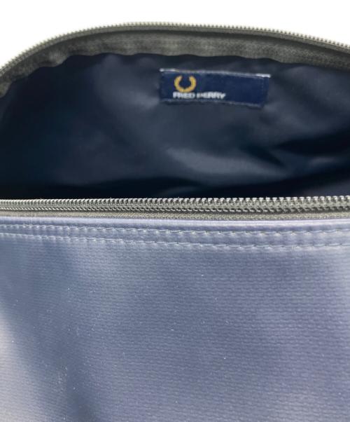 FRED PERRY（フレッドペリー）FRED PERRY (フレッドペリー) LUGGAGE LABEL (ラゲッジ レーベル) ボストンバッグ ネイビーの古着・服飾アイテム