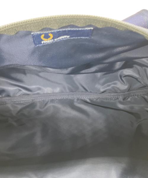 FRED PERRY（フレッドペリー）FRED PERRY (フレッドペリー) LUGGAGE LABEL (ラゲッジ レーベル) ボストンバッグ ネイビーの古着・服飾アイテム