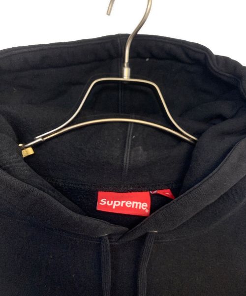 SUPREME（シュプリーム）SUPREME (シュプリーム) 銃エンブロイダリープルオーバーパーカー ブラック サイズ:Ｓの古着・服飾アイテム