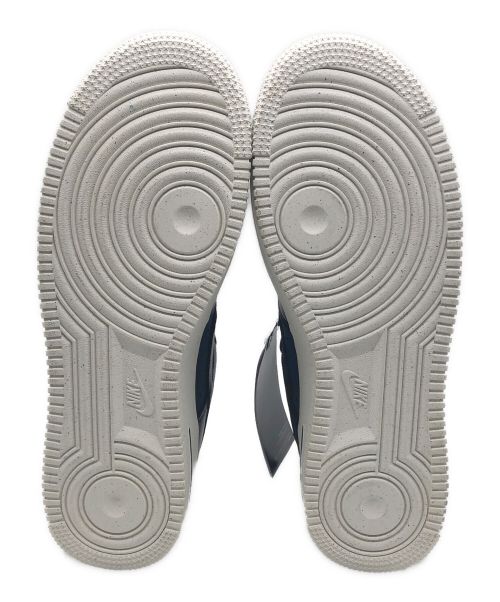 NIKE（ナイキ）NIKE (ナイキ) NIKE WOMON'S AIR FORCE1(ナイキ  ウィメンズ エアフォース1) ネイビー×ホワイト サイズ:27.5 未使用品の古着・服飾アイテム