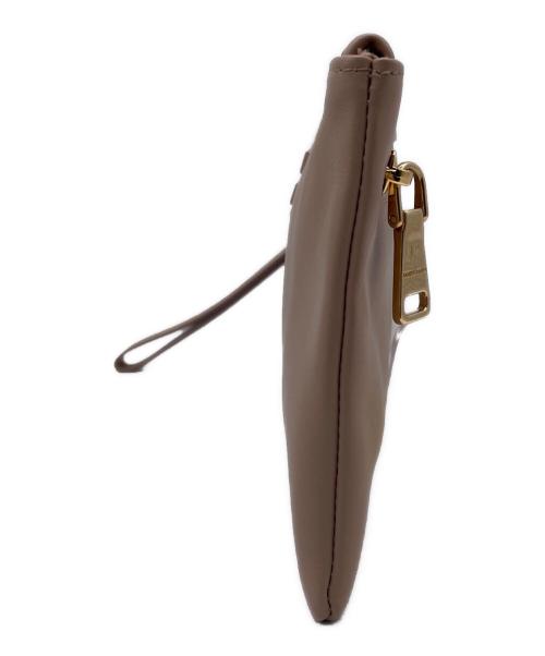 MIU MIU（ミュウミュウ）MIU MIU (ミュウミュウ) クラッチバッグ ベージュの古着・服飾アイテム