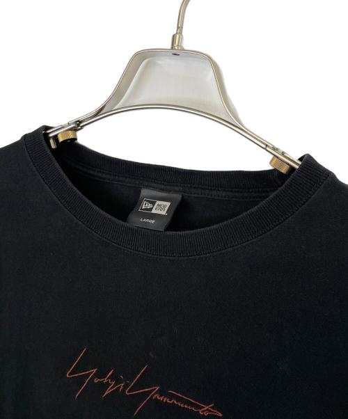 New Era（ニューエラ）New Era (ニューエラ) YOHJI YAMAMOTO (ヨウジヤマモト) NEW ERA × Yohji Yamamotoシグネチャーロゴ Tシャツ ブラック サイズ:Lの古着・服飾アイテム