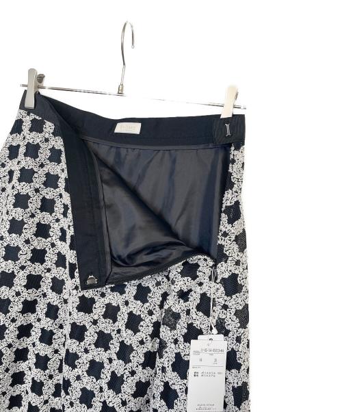 BALLSEY（ボールジィ）BALLSEY (ボールジィ) フラッフィーヤーンエンブロイダリー フレアスカート ホワイト×ブラック サイズ:36 未使用品の古着・服飾アイテム