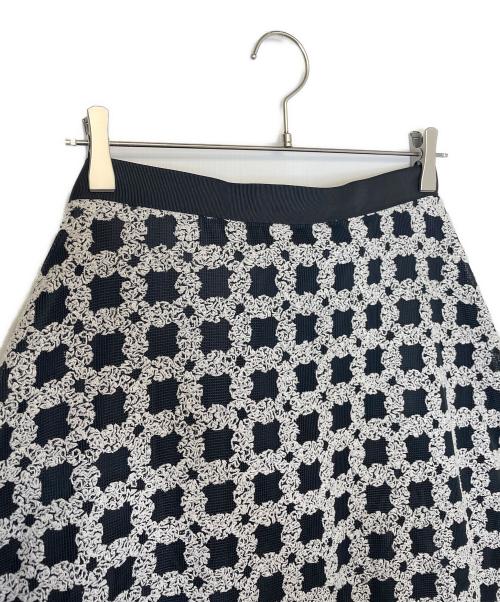 BALLSEY（ボールジィ）BALLSEY (ボールジィ) フラッフィーヤーンエンブロイダリー フレアスカート ホワイト×ブラック サイズ:36 未使用品の古着・服飾アイテム