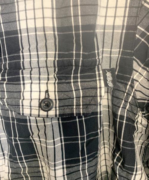 stussy（ステューシー）stussy (ステューシー) 半袖シャツ ブラック×ホワイト サイズ:XLの古着・服飾アイテム