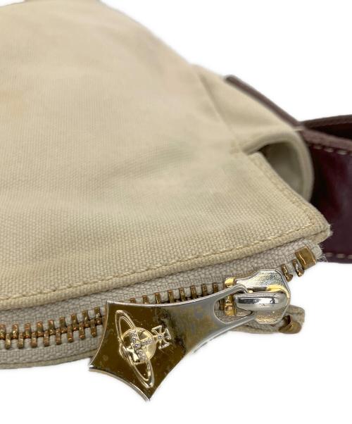 Vivienne Westwood（ヴィヴィアンウエストウッド）Vivienne Westwood (ヴィヴィアンウエストウッド) キャンバスショルダーバッグ ベージュの古着・服飾アイテム