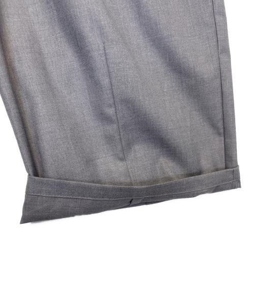 SOLAMONAT LARME（ソラモナラーム）SOLAMONAT LARME (ソラモナラーム) タックパンツ グレー サイズ:40の古着・服飾アイテム
