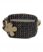 CHANELシャネル）の古着「クローバーチャーム付ミニショルダーバッグ」｜ブラック×ベージュ
