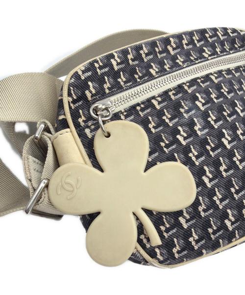 CHANEL（シャネル）CHANEL (シャネル) クローバーチャーム付ミニショルダーバッグ ブラック×ベージュの古着・服飾アイテム
