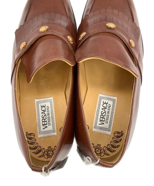 VERSACE（ヴェルサーチェ）VERSACE (ヴェルサーチェ) VERSACE（ヴェルサーチェ）スタッズレザーシューズ ブラウン サイズ:25cmの古着・服飾アイテム