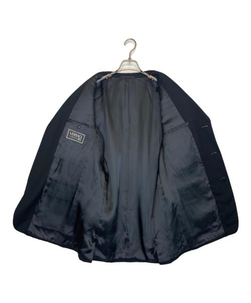 VERSACE CLASSIC（ヴェルサーチクラシック）VERSACE CLASSIC (ヴェルサーチクラシック) VERSACE CLASSIC V2 ヴェルサーチクラシック ピンストライプ 3ボタン スーツ 80年代 グレー サイズ:50の古着・服飾アイテム