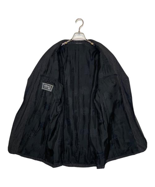 VERSACE CLASSIC（ヴェルサーチクラシック）VERSACE CLASSIC (ヴェルサーチクラシック) VERSACE CLASSIC V2 ヴェルサーチクラシック 3ボタン ヘアラインストライプ スーツ 80年代 ブラック サイズ:50の古着・服飾アイテム