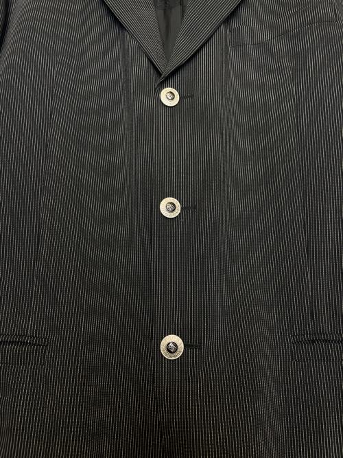 VERSACE CLASSIC（ヴェルサーチクラシック）VERSACE CLASSIC (ヴェルサーチクラシック) VERSACE CLASSIC V2 ヴェルサーチクラシック 3ボタン ヘアラインストライプ スーツ 80年代 ブラック サイズ:50の古着・服飾アイテム