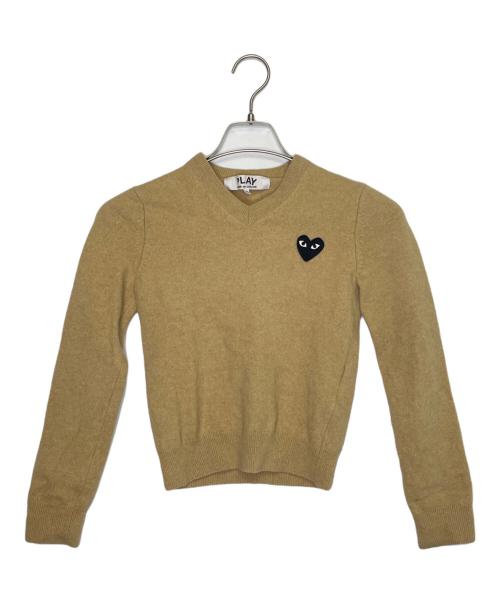 PLAY COMME des GARCONS（プレイコムデギャルソン）PLAY COMME des GARCONS (プレイコムデギャルソン) PLAY COMME des GARCONS プレイコムデギャルソン ブラックハートロゴ Vネック セーター ベージュ サイズ:Sの古着・服飾アイテム