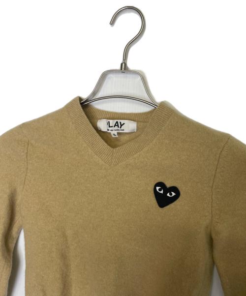PLAY COMME des GARCONS（プレイコムデギャルソン）PLAY COMME des GARCONS (プレイコムデギャルソン) PLAY COMME des GARCONS プレイコムデギャルソン ブラックハートロゴ Vネック セーター ベージュ サイズ:Sの古着・服飾アイテム