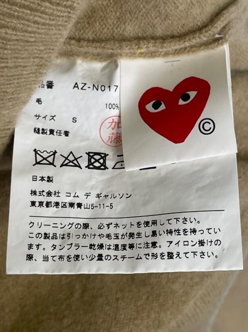 PLAY COMME des GARCONS（プレイコムデギャルソン）PLAY COMME des GARCONS (プレイコムデギャルソン) PLAY COMME des GARCONS プレイコムデギャルソン ブラックハートロゴ Vネック セーター ベージュ サイズ:Sの古着・服飾アイテム