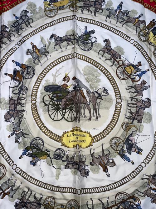 HERMES（エルメス）HERMES HERMES エルメス カレ90 LA PROMENADE DE LONGCHAMPS ロンシャンへの散歩 馬車 シルク100 スカーフ Philippe Ledoux フィリップ ルドゥー レッド×ホワイト サイズ:Sの古着・服飾アイテム