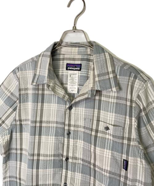 Patagonia（パタゴニア）Patagonia (パタゴニア) Patagonia パタゴニア Puckerware Shirt パッカーウェアシャツ シアサッカー チェック 半袖シャツ フェザーグレー ブルー グレー サイズ:Sの古着・服飾アイテム
