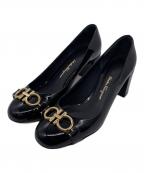 Salvatore Ferragamoサルヴァトーレ フェラガモ）の古着「Salvatore Ferragamo サルヴァトーレ フェラガモ ガンチーニ エナメル パテントレザー チャンキーヒール パンプス」｜ブラック