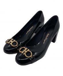 Salvatore Ferragamo（サルヴァトーレ フェラガモ）の古着「Salvatore Ferragamo サルヴァトーレ フェラガモ ガンチーニ エナメル パテントレザー チャンキーヒール パンプス」｜ブラック