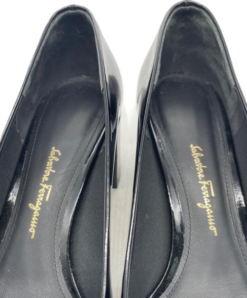 Salvatore Ferragamo（サルヴァトーレ フェラガモ）Salvatore Ferragamo (サルヴァトーレ フェラガモ) Salvatore Ferragamo サルヴァトーレ フェラガモ ガンチーニ エナメル パテントレザー チャンキーヒール パンプス ブラック サイズ:7Dの古着・服飾アイテム
