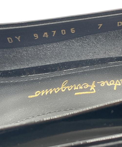 Salvatore Ferragamo（サルヴァトーレ フェラガモ）Salvatore Ferragamo (サルヴァトーレ フェラガモ) Salvatore Ferragamo サルヴァトーレ フェラガモ ガンチーニ エナメル パテントレザー チャンキーヒール パンプス ブラック サイズ:7Dの古着・服飾アイテム