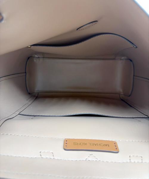 MICHAEL KORS（マイケルコース）MICHAEL KORS (マイケルコース) リュック ホワイト×ブラウンの古着・服飾アイテム