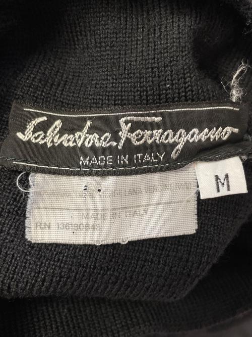 Salvatore Ferragamo（サルヴァトーレ フェラガモ）Salvatore Ferragamo Salvatore Ferragamo サルヴァトーレ フェラガモ オールドフェラガモ ハイネック ヒールモチーフボタン ニット ドレープ長袖ワンピース ブラック サイズ:Mの古着・服飾アイテム