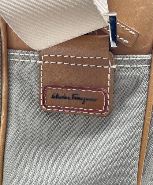 Salvatore Ferragamo（サルヴァトーレ フェラガモ）Salvatore Ferragamo (サルヴァトーレ フェラガモ) Salvatore Ferragamo サルヴァトーレ フェラガモ ナイロンキャンバス メッセンジャーバッグ ショルダーバッグ 3024 グレー×ブラウンの古着・服飾アイテム