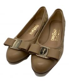 Salvatore Ferragamo（サルヴァトーレ フェラガモ）の古着「パンプス」｜ベージュ