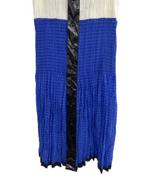 ISSEY MIYAKE（イッセイミヤケ）ISSEY MIYAKE (イッセイミヤケ) フーデッドプリーツワンピース ブラック×ホワイト×ブルー サイズ:Sの古着・服飾アイテム