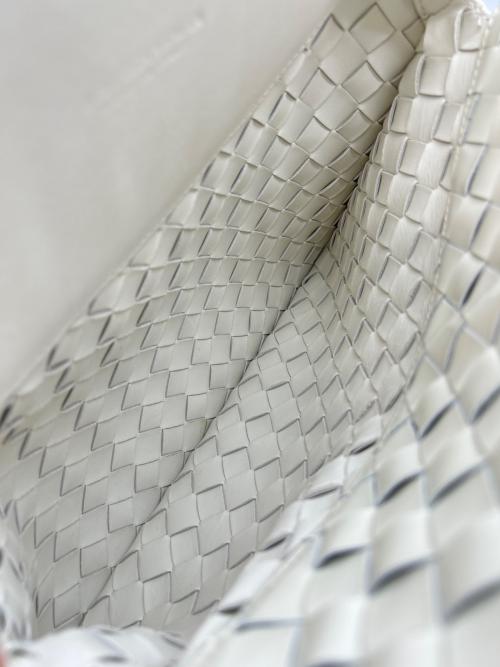 BOTTEGA VENETA（ボッテガベネタ）BOTTEGA VENETA (ボッテガベネタ) ワンショルダーバッグ ホワイトの古着・服飾アイテム