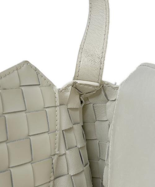 BOTTEGA VENETA（ボッテガベネタ）BOTTEGA VENETA (ボッテガベネタ) ワンショルダーバッグ ホワイトの古着・服飾アイテム